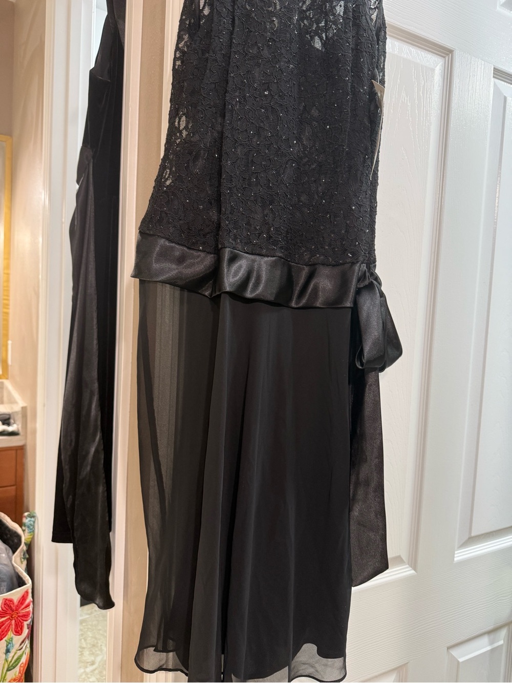 Elegant Black Lace & Chiffon Evening Dress